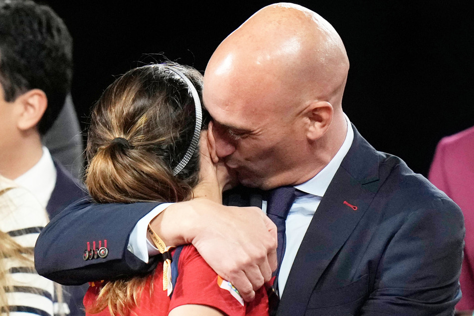 Nachdem Spanien die Frauen-WM im vergangenen Sommer gewonnen hatte, küsste Luis Rubiales Jenni Hermoso (33) nicht nur auf die Wange, sondern auch gegen ihren Willen auf den Mund.