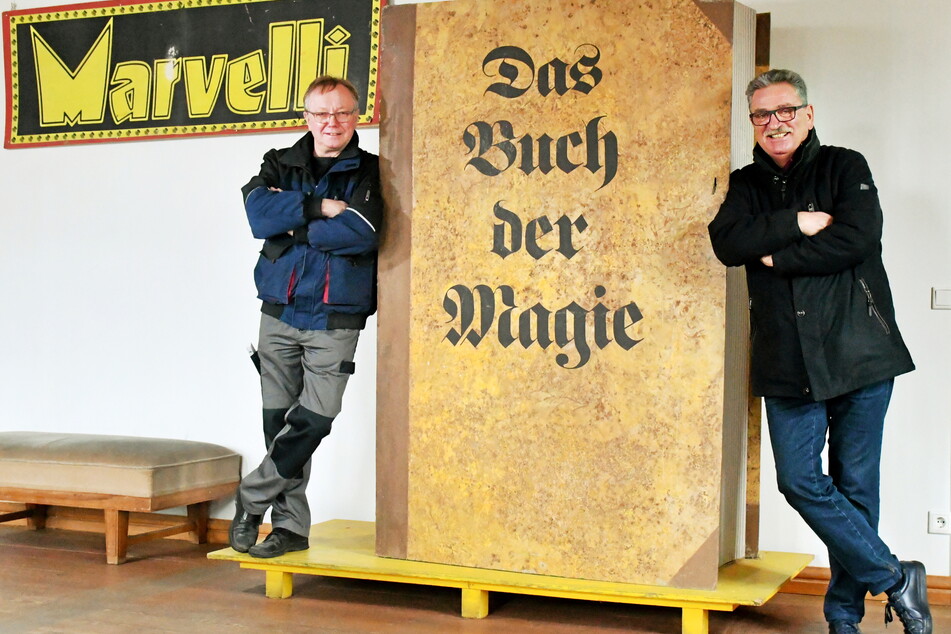 Vereinsvize Karl-Heinz Kaiser (68, l.) und Vereinssprecher Rolf Garmhausen (68) lehnen am großen magischen Buch, das zu den Originalrequisiten des Museums gehört.