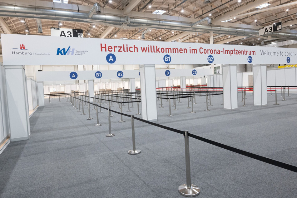 Hamburg: "Herzlich willkommen im Corona-Impfzentrum" steht über dem Eingangsbereich im Impfzentrum in den Messehallen.
