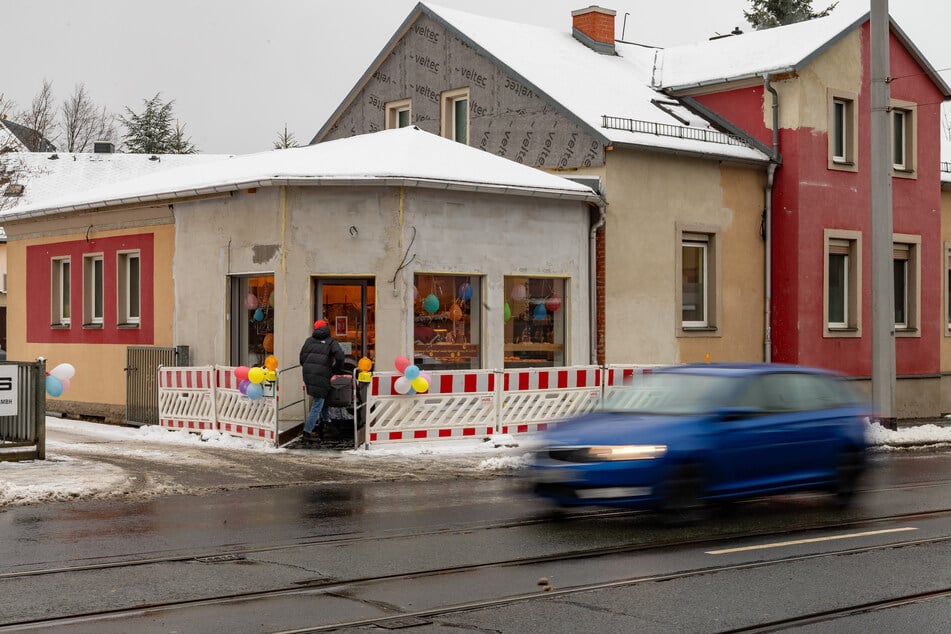 Die Fassade muss noch gemacht werden, aber die Feinbäckerei Richter an der Bautzner Straße in Bühlau ist wieder eröffnet (und im Hof kann man wieder parken).
