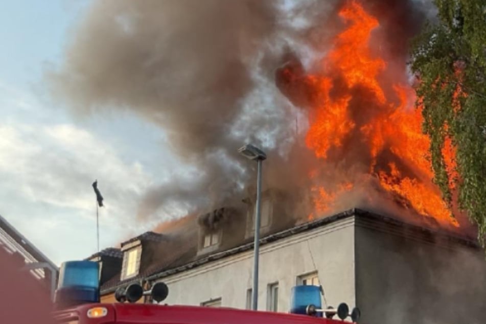 Dunkle Rauchsäule über Magdeburg: Dachstuhlbrand richtet hohen Schaden an