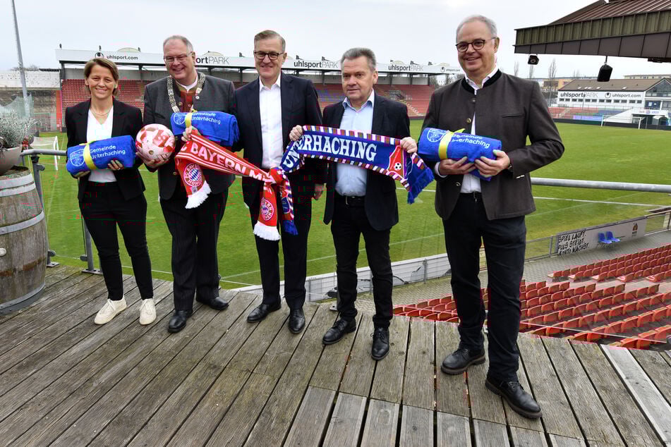 Bianca Rech (l-r), Direktorin Frauenfußball FC Bayern München, Wolfgang Panzer (SPD), Bürgermeister von Unterhaching, Jan-Christian Dreesen (58), Vorstandsvorsitzender FC Bayern München AG, Manfred Schwabl, Präsident SpVgg Unterhaching und Jürgen Muth, Geschäftsführer der Allianz-Arena München Stadion GmbH, freuen sich über den Deal.