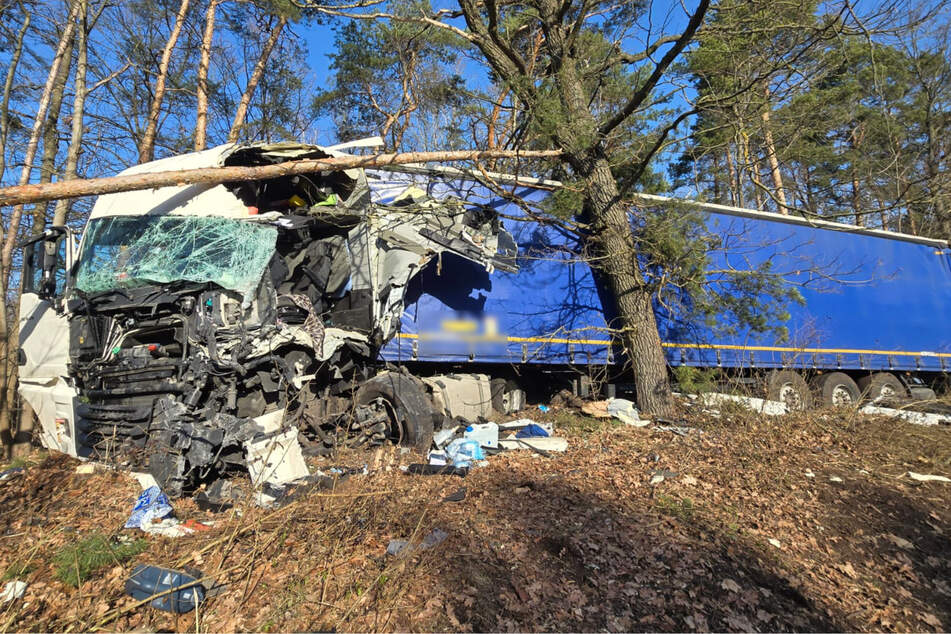 Der Fahrer wurde eingeklemmt und musste aus dem Führerhaus befreit werden.