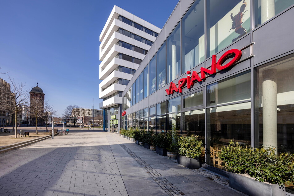 In das geschlossene Vapiano-Restaurant am Johannisplatz ziehen Pizza Hut und KFC ein. Die Eröffnung soll im Sommer sein.