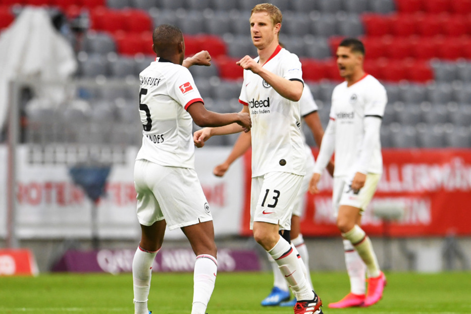 Martin Hinteregger (vorne-rechts) brachte Eintracht Frankfurt mit einem Doppelschlag noch einmal heran, schoss dann aber auch ein Eigentor.