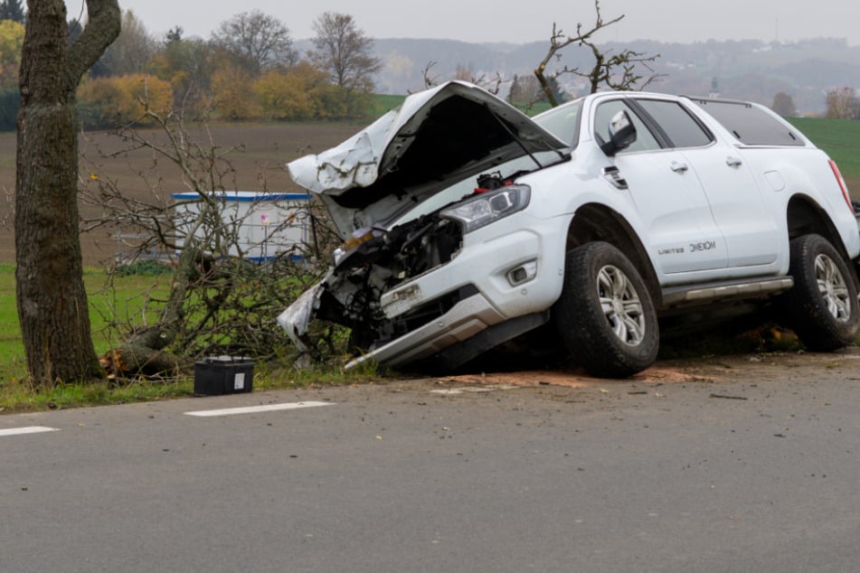 Unfall in Mittelsachsen: Ford kracht frontal gegen Baum