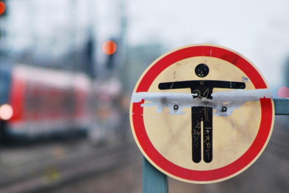 Ein auf den Gleisen laufender Mann wurde in Oberbayern vom Lokführer eingesammelt. (Symbolbild)