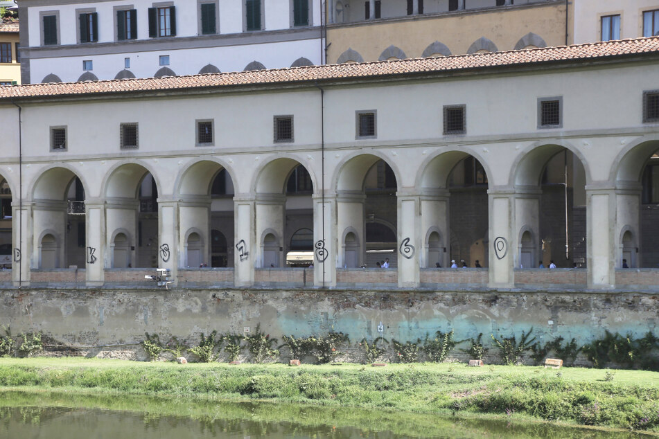 "DKS 1860" wurde auf die Säulen des berühmten Vasari-Korridors in Florenz gesprüht.