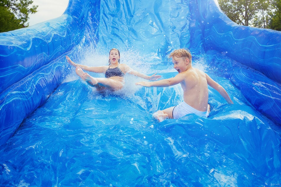 Im Paunsdorf Center sind Wasserratten genau richtig! Vom 6. bis 27. Juli lädt der Outdoor-Aquapark zu einem erfrischenden Abenteuer ein.