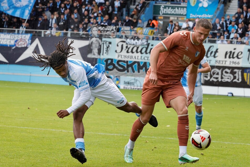 Magdeburgs Stürmer Kevin Manthey (19) ließ Ken Tchouangue aussteigen und bereitete das 1:1 vor.