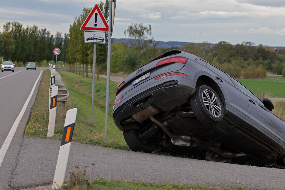 Audi kommt in Seitengraben zum Stehen: Schwerer Unfall auf Freitagstraße