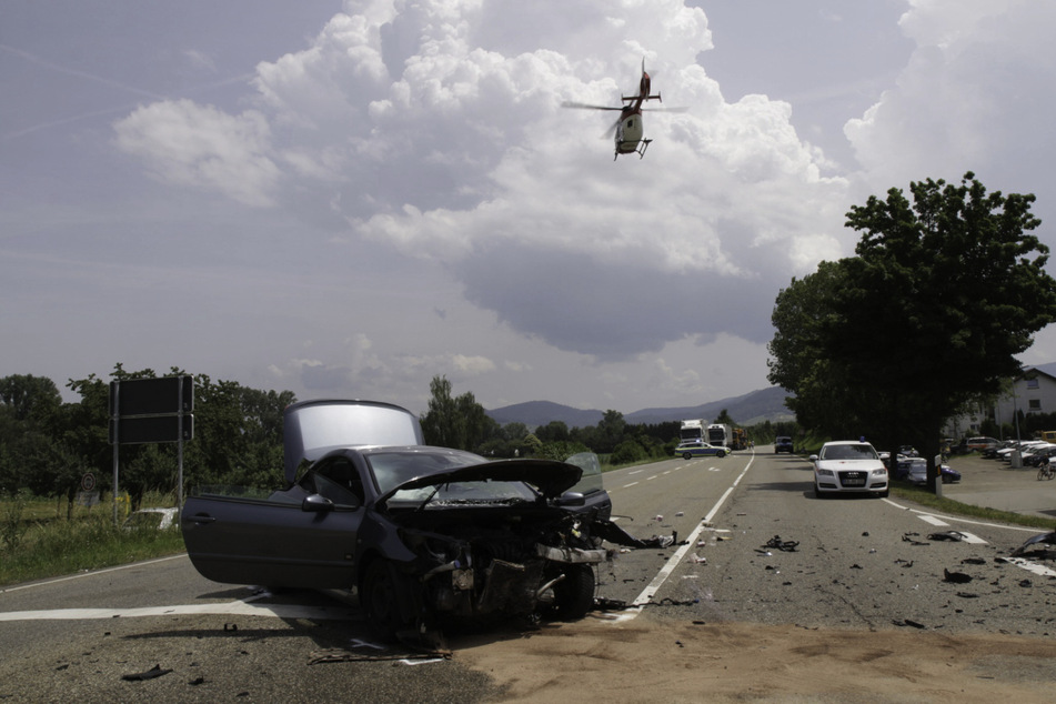 Dieser Wagen hat bei dem Unfall einiges abbekommen.