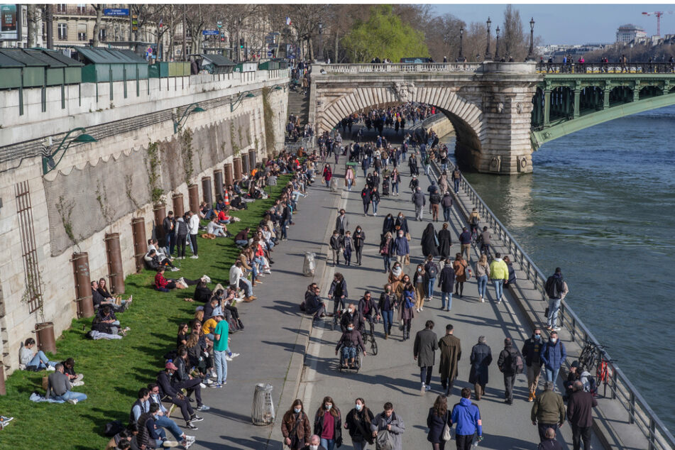 Auch in Frankreich sind Corona-Mutanten im Umlauf. Viele Menschen gehen am Seine-Ufer in Paris spazieren.