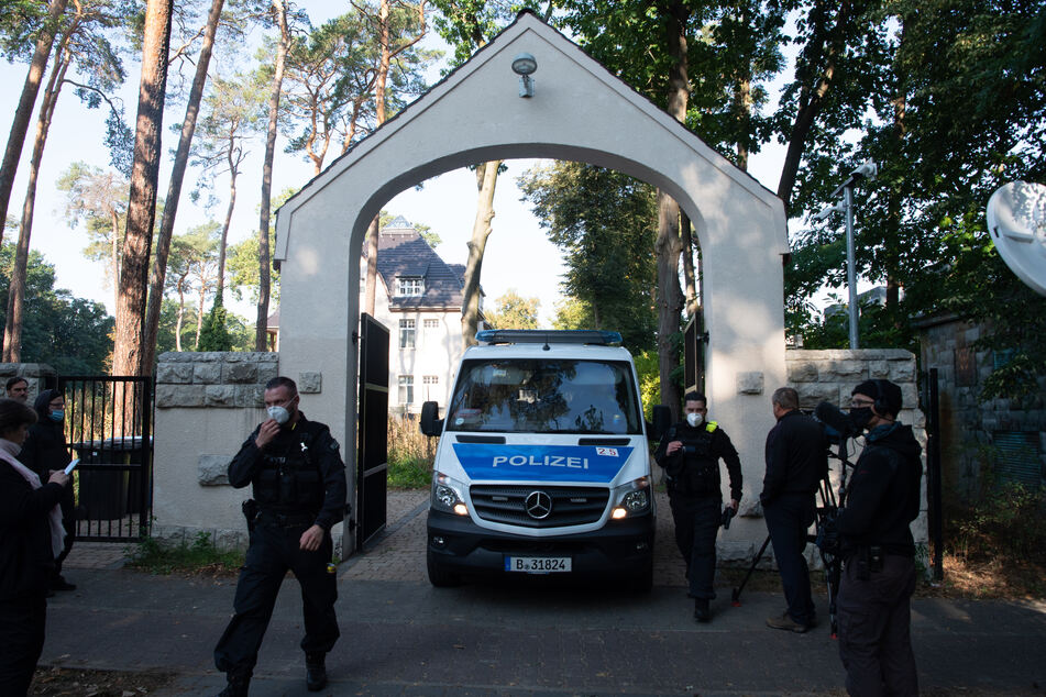 Polizeibeamte stehen im Rahmen einer Durchsuchung vor Arafats Grundstück in Kleinmachnow.