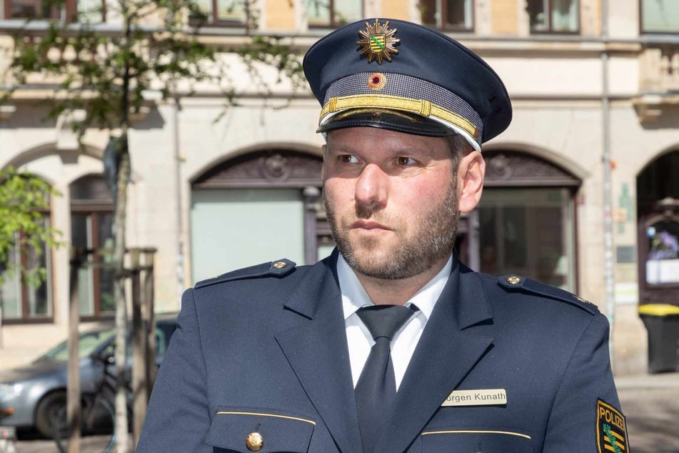 Revierleiter Jürgen Kunath (46) bereitet die Kriminalität am und auf dem Albertplatz Sorgen.
