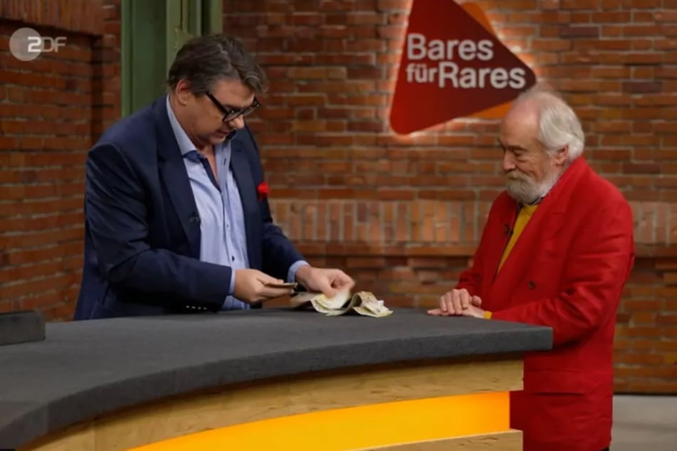 Händler Daniel Meyer sichert sich das Schmuckstück für 4300 Euro. Mutter und Sohn hatten im Vorfeld auf 10.000 Euro gehofft.