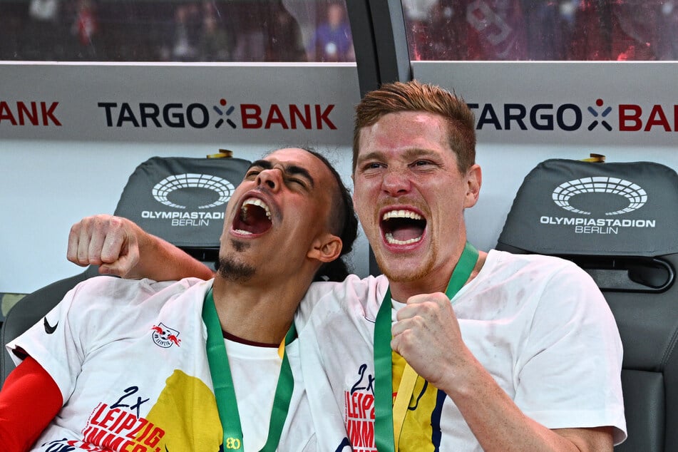 Marcel Halstenberg (33, r.) feierte 2023 den DFB-Pokal-Titel mit RB Leipzig.