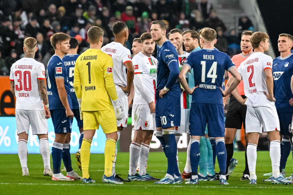 Das Spiel in der Bundesliga zwischen dem FC Augsburg und der TSG 1899 Hoffenheim musste in der zweiten Halbzeit unterbrochen werden.