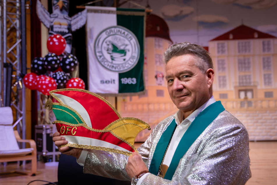 Präsident Lutz Neubert (53) mit einer Narrenkappe aus alten Zeiten.