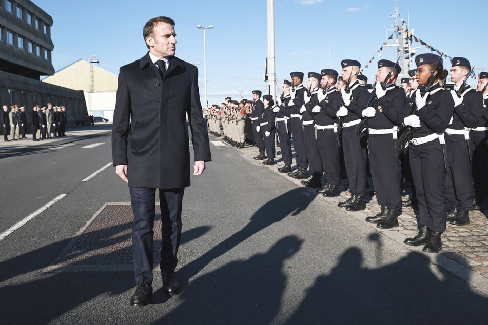 Frankreichs Präsident Emmanuel Macron (46) schritt an diesem Freitag seine Truppen beim Besuch des Marinestützpunkts Cherbourg ab.