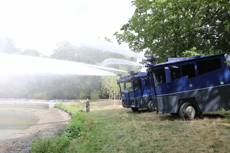 Mit Hilfe von Wasserwerfern wird der Inselteich wieder aufgefüllt.