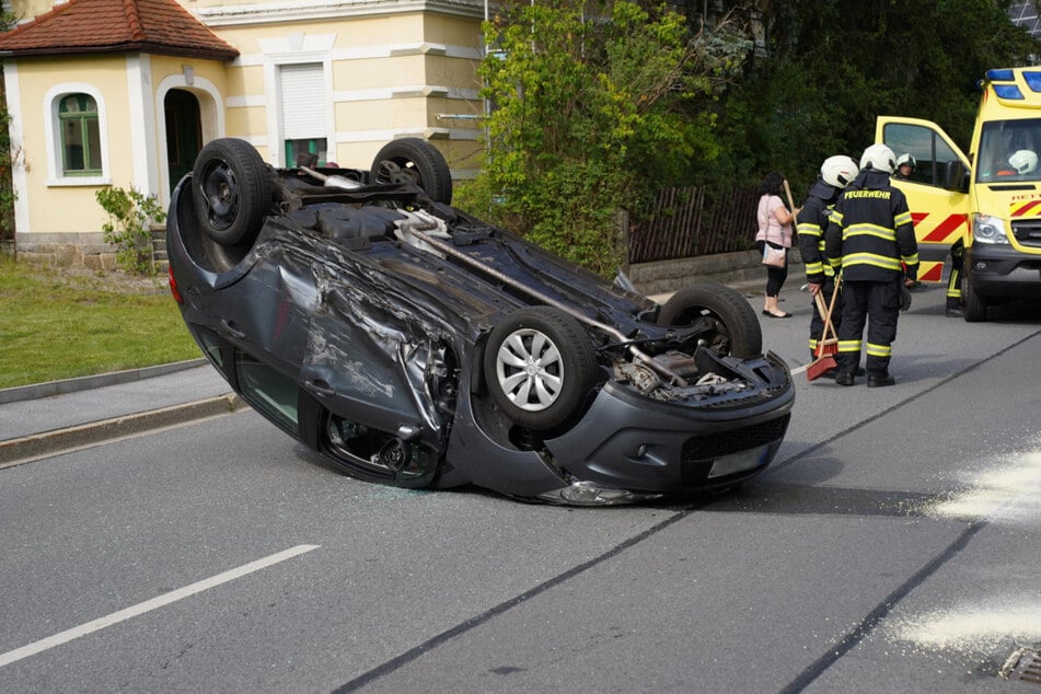 Autos rasen ineinander: Kleinwagen überschlägt sich