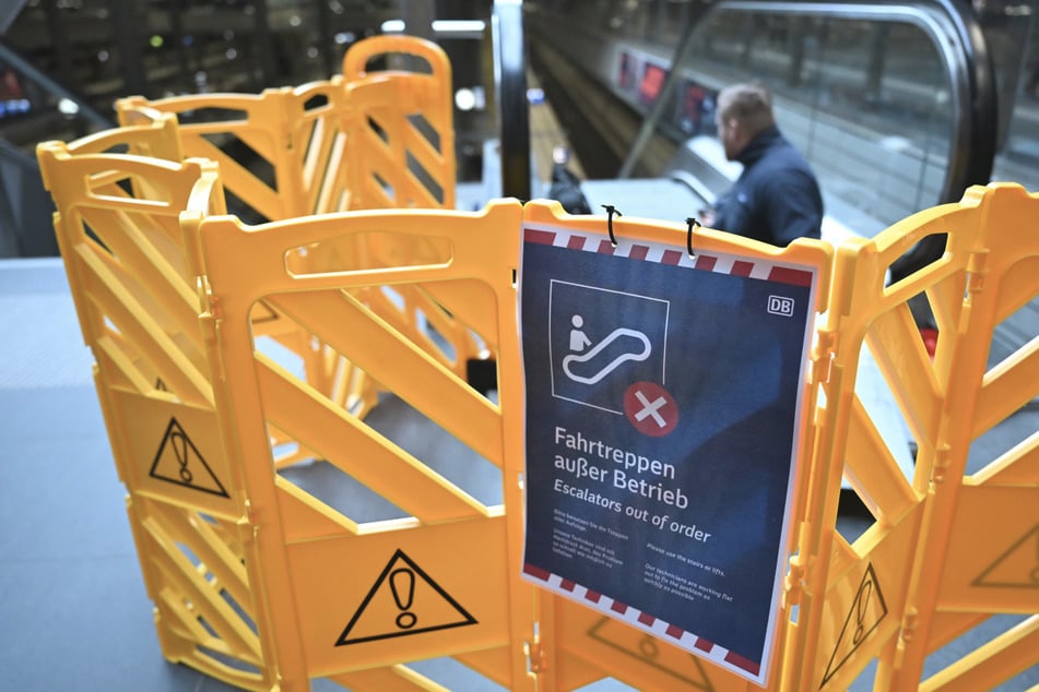 Noch sind besagte Rolltreppen außer Betrieb. Aber es wird daran gearbeitet, dass das Problem endlich behoben ist.