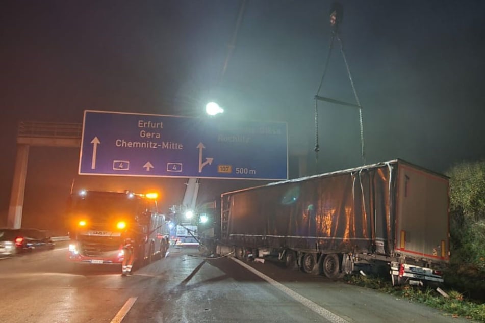 Unfall A4: Lkw kracht in Leitplanke: Staugefahr auf A4