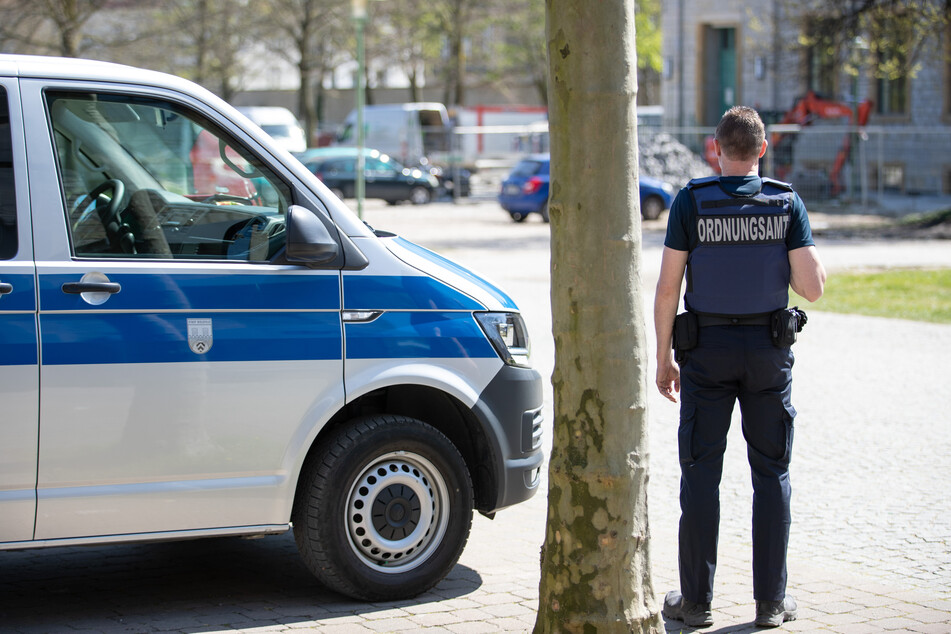 Der Mitarbeiter urinierte, während ihn eine Kamera aufzeichnete. (Symbolbild)