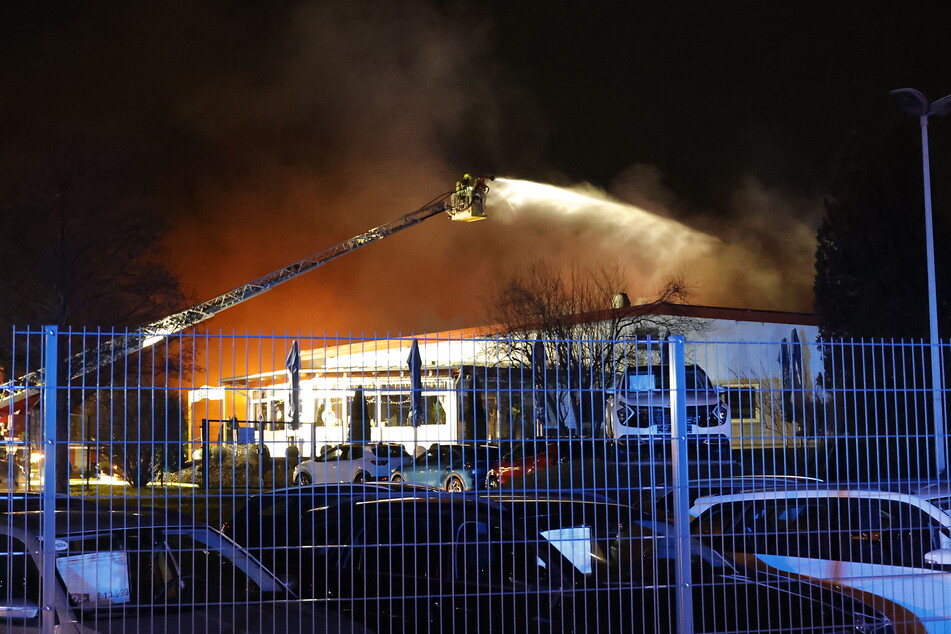 In der Neujahrsnacht stand die Werkstatt im Chemnitzer Ortsteil Mittelbach in hellen Flammen.