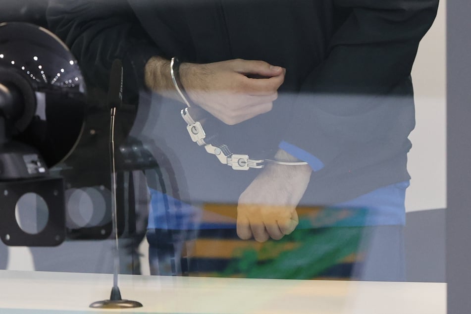 Für seine 20-Sekunden-Rede stand der Angeklagte extra auf. (Archivbild)