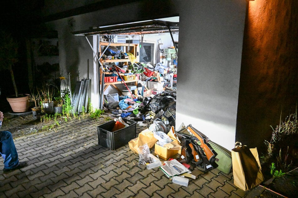 Die Einsatzkräfte durchsuchten die Garage des Mannes.