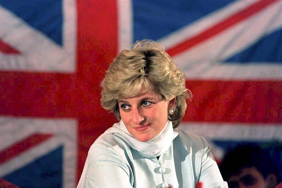 Prinzessin Diana im Februar 1996 vor der britischen Fahne in Pakistan.