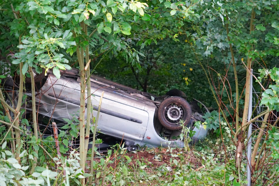 Der verunglückte Wagen wurde tief uns Unterholz geschleudert.