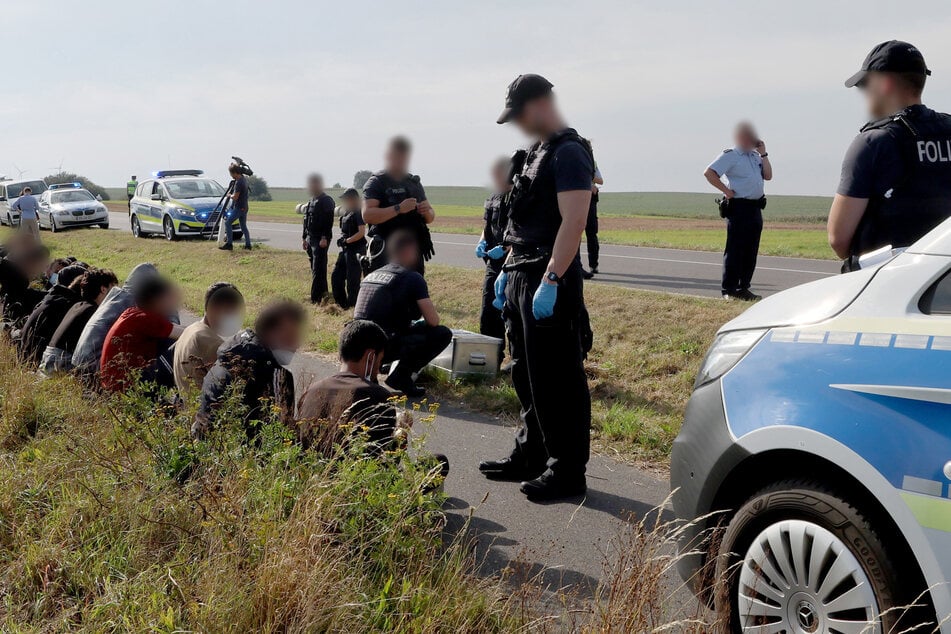 Eine Gruppe von 18 Männern und einer Frau, nach eigenen Angaben aus Syrien, wurde im September 2023 nach einem Bürgerhinweis von der Bundespolizei in Mecklenburg-Vorpommern, unweit der polnischen Grenze, aufgegriffen. Sie sollen über die Belarus-Route in die EU gelangt sein.