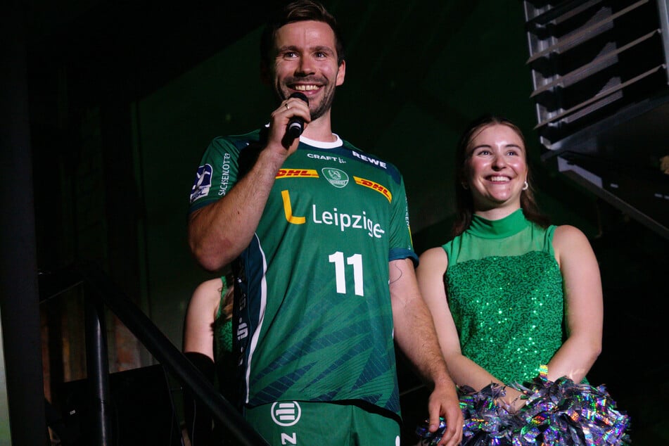 Linksaußen Lukas Binder (33) spielt seit 2008 für den SC DHfK und sorgte bei der Mannschaftsvorstellung für sichtlich gute Stimmung.
