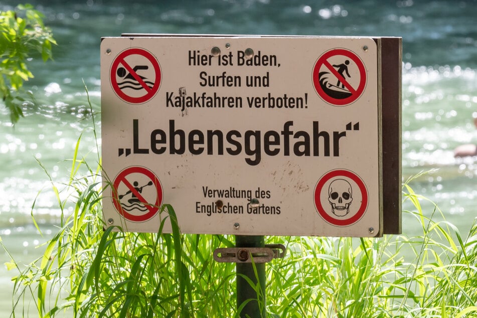 Ein Schild warnt im Englischen Garten davor ins Wasser zu gehen.