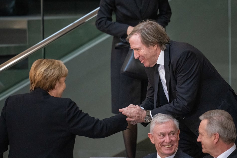 Neben Angela Merkel (69, CDU) waren auch Günter Netzer (79) und die noch lebenden Alt-Bundespräsidenten dabei.