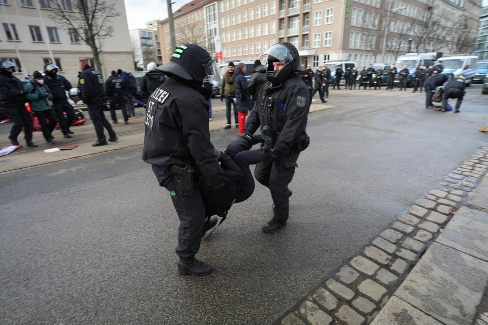 Die Einsatzkräfte holten die Demo-Teilnehmer von der Straße.