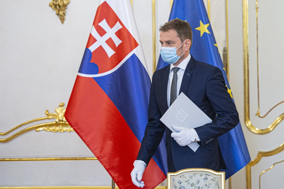 Igor Matovic, neuer Ministerpräsident der Slowakei, trägt eine Schutzmaske bei der Verkündung seiner neu beschlossenen Maßnahmen.