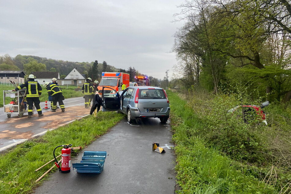 Die beiden Autos wurden durch die Wucht des Aufpralls von der Straße geschleudert.