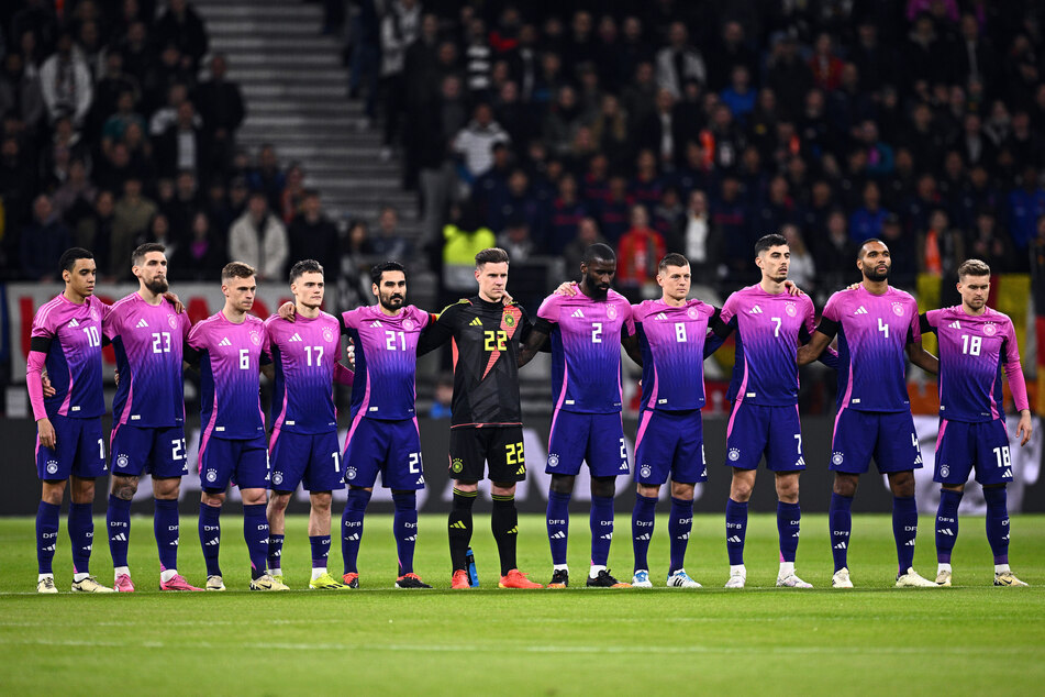 Die deutsche Nationalmannschaft lief am Dienstagabend erstmals in pink-lilanen Shirts auf.