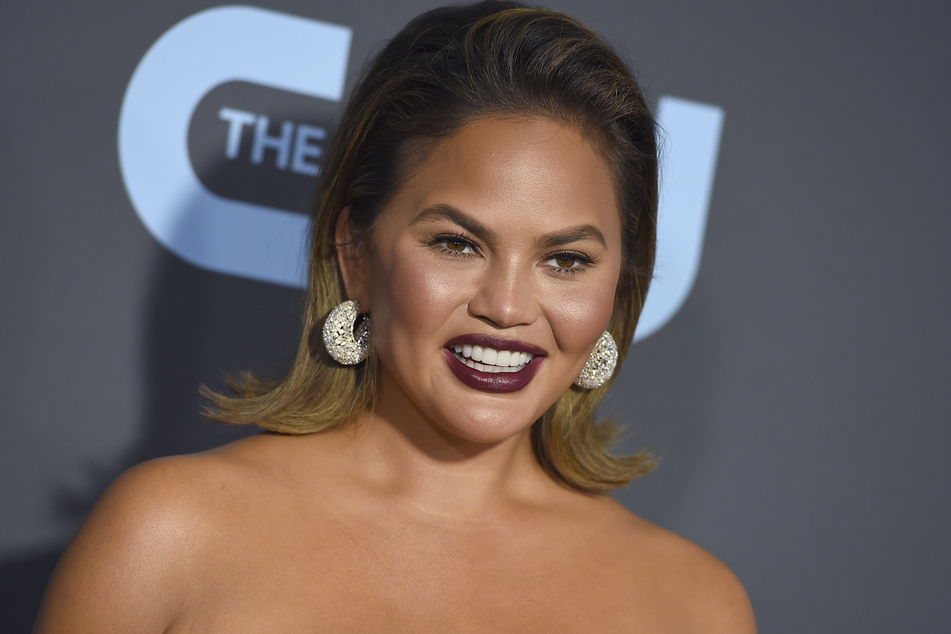 Model Chrissy Teigen (35) hat andere Menschen beleidigt und grausam gemobbt.
