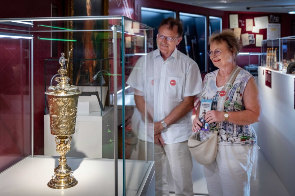 Interessiert betrachtete Familie Neubert am Mittwoch im smac den prachtvollen Trinkpokal aus der Saigerhütte Olbernhau.