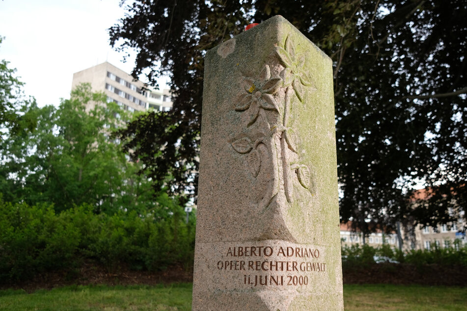 Die Gedenkstele für den ermordeten Mosambikaner Alberto Adriano im Stadtpark in Dessau.