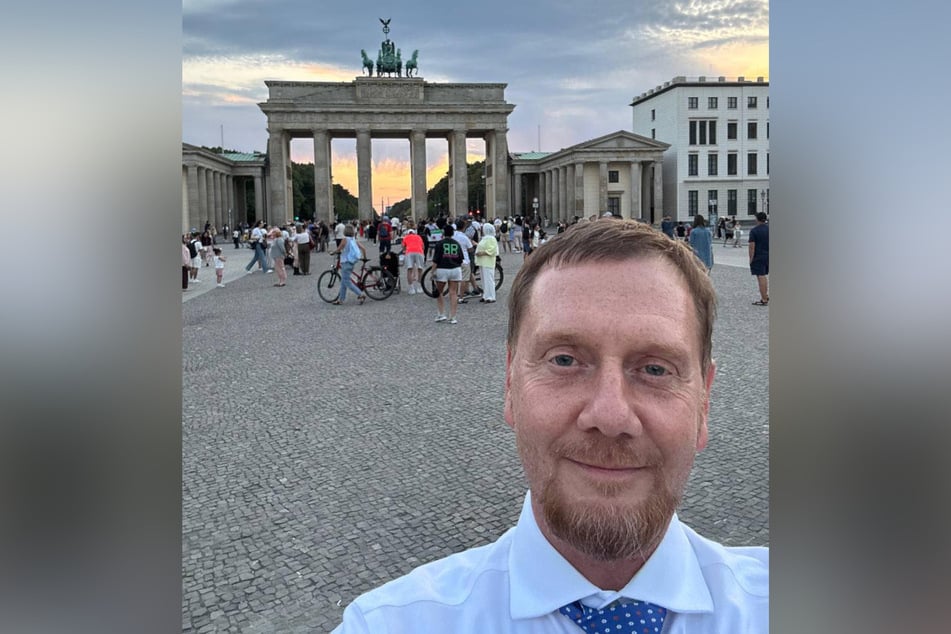 Ein leichtes Lächeln auf den Lippen: MP Michael Kretschmer (50, CDU) hat sich vor dem Brandenburger Tor abgelichtet.