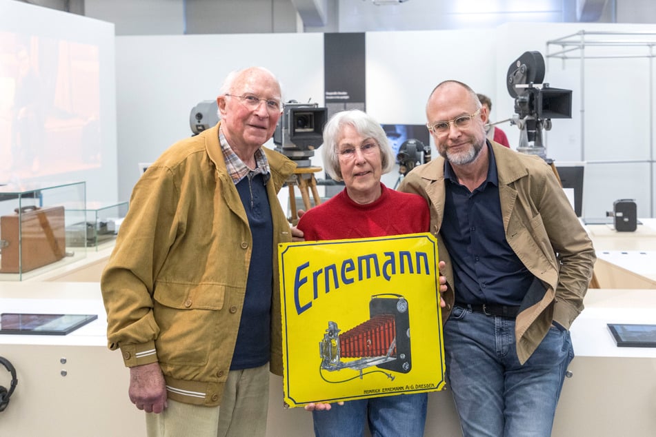 Die Firma Ernemann war der Ursprung: Ernst Hirsch mit seiner Frau und langjährigen Assistentin Cornelia (80) sowie Sohn Konrad (50), der als Filmemacher das Familienerbe weiterträgt.