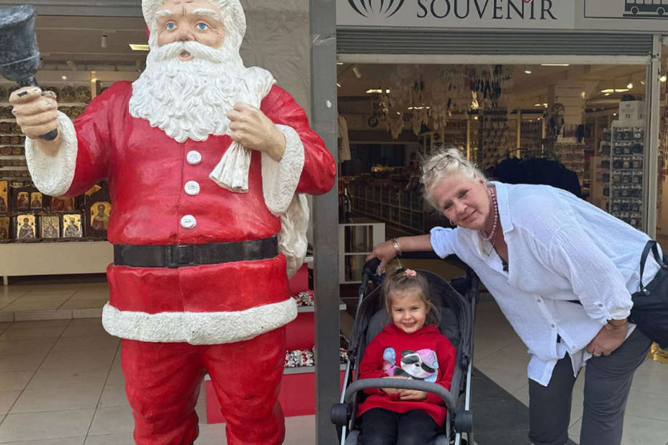 Silvia Wollny (58) und Enkelin Püppi (5) posierten für den Schnappschuss neben einem Weihnachtsmann.