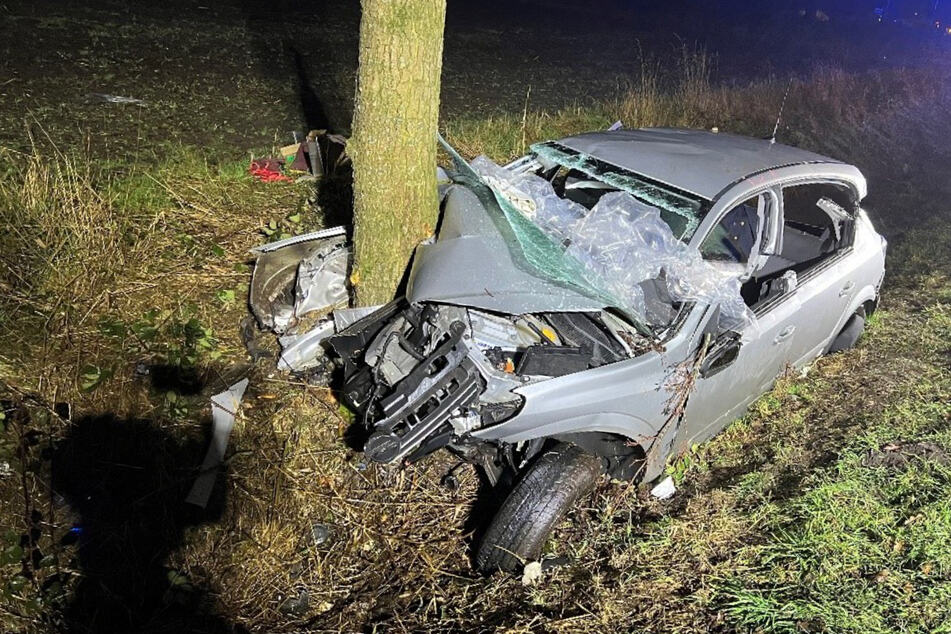20-jähriger Autofahrer nach Zusammenprall mit Baum schwer verletzt