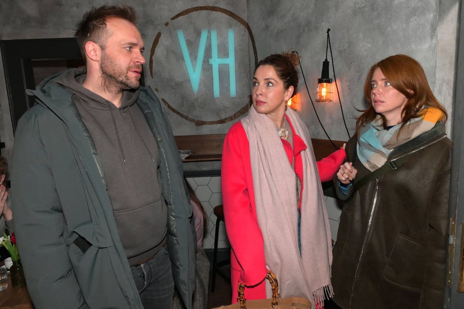 Bei einem Streit im Vereinsheim stellt sich Nina (M.) zwischen Toni und Erik.